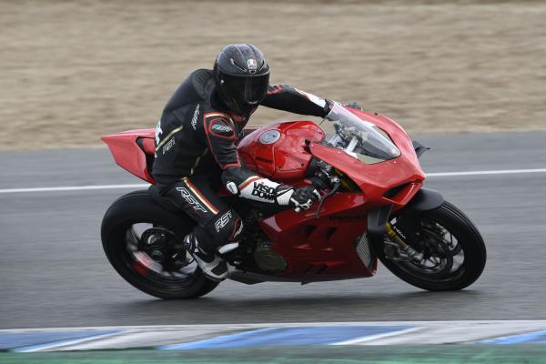 Panigale-v4-s-2022-Visordown-Review