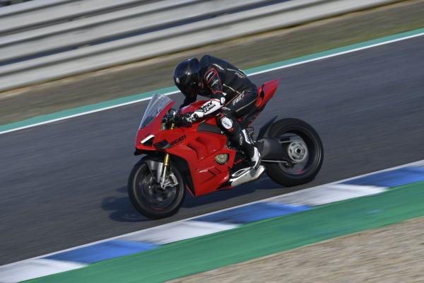 Panigale-v4-s-2022-Visordown-Review